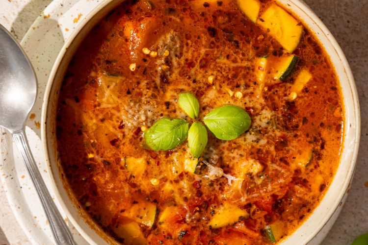 Italiaanse tomatensoep met worstjes