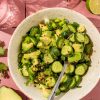 Frisse komkommer-avocadosalade met limoendressing
