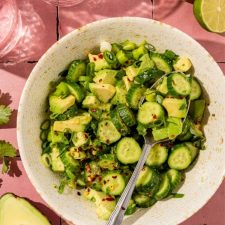 Frisse komkommer-avocadosalade met limoendressing