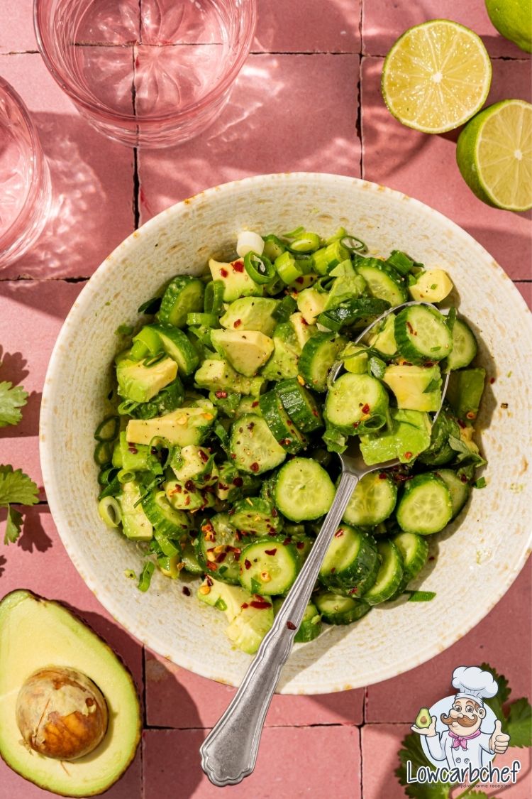 Frisse komkommer-avocadosalade met limoendressing