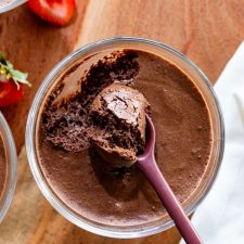 Keto chocolademousse in een glaasje.