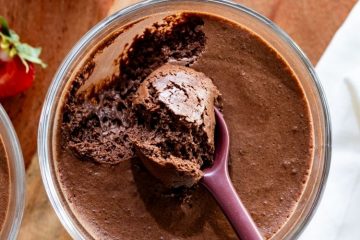 Keto chocolademousse in een glaasje.
