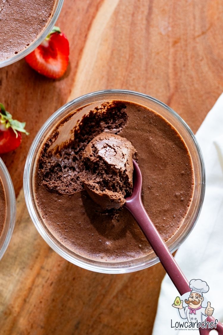 Keto chocolademousse in een glaasje.