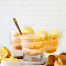 Koolhydraatarme lemon curd tiramisu in een glaasje.