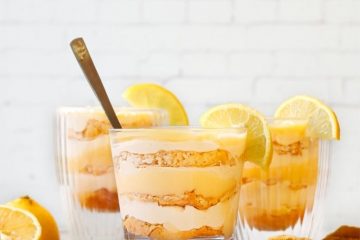 Koolhydraatarme lemon curd tiramisu in een glaasje.