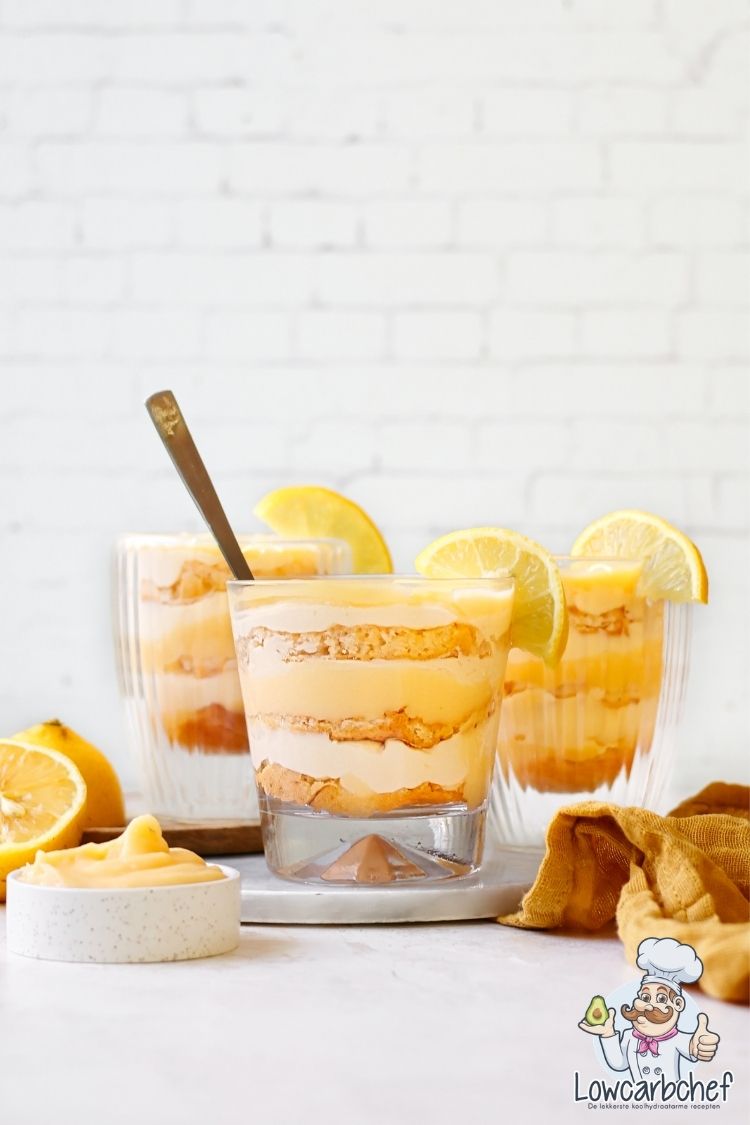 Koolhydraatarme lemon curd tiramisu in een glaasje.