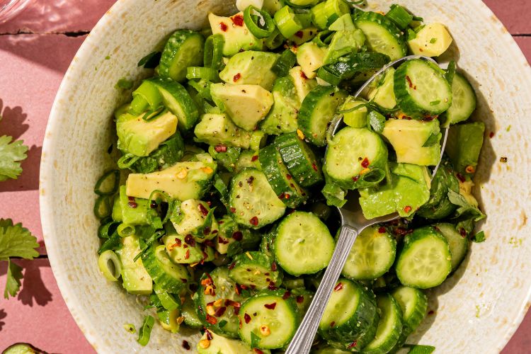 Frisse komkommer-avocadosalade