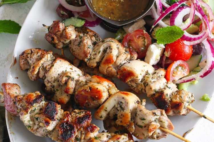 Souvlaki met kip en Griekse salade