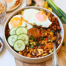Eiwitrijke nasi met kip en satesaus.