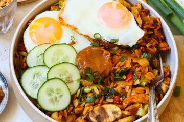 Eiwitrijke nasi met kip en satesaus.