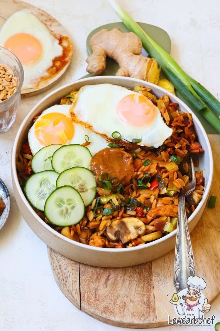 Eiwitrijke nasi met kip en satesaus.
