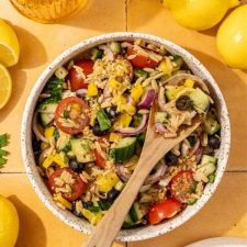 Frisse Griekse salade met Italiaanse eiwitrijke orzo.