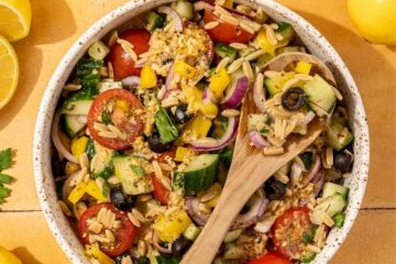 Frisse Griekse salade met Italiaanse eiwitrijke orzo.