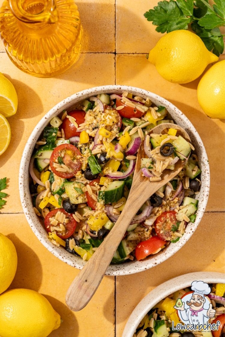 Frisse Griekse salade met Italiaanse eiwitrijke orzo.