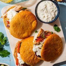 Koolhydraatarme pita gyros met tzatziki.