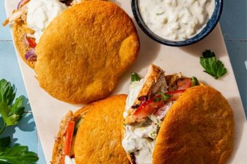 Koolhydraatarme pita gyros met tzatziki.