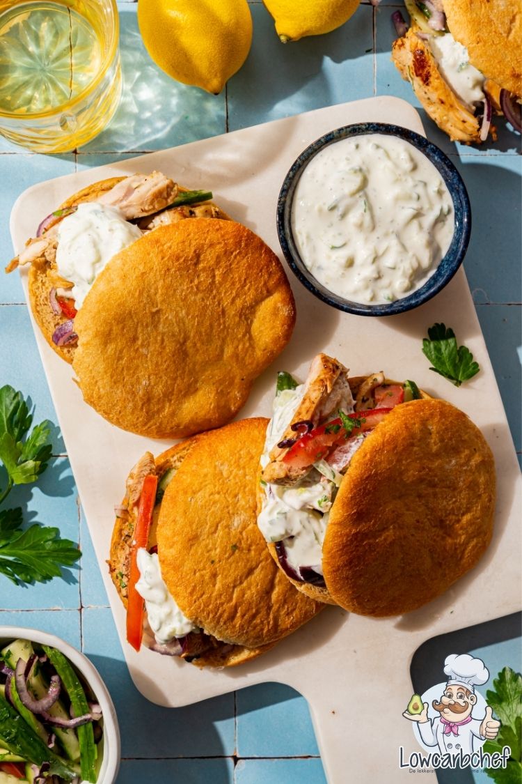 Koolhydraatarme pita gyros met tzatziki.
