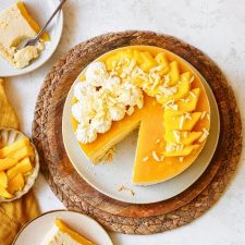 Mango kwarktaart met witte chocolade schaafsel.