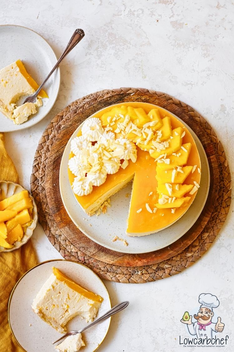 Mango kwarktaart met witte chocolade schaafsel.