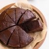 Keto chocolade courgette cake in plakjes