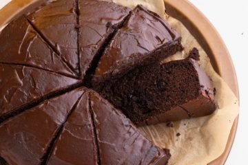 Keto chocolade courgette cake in plakjes