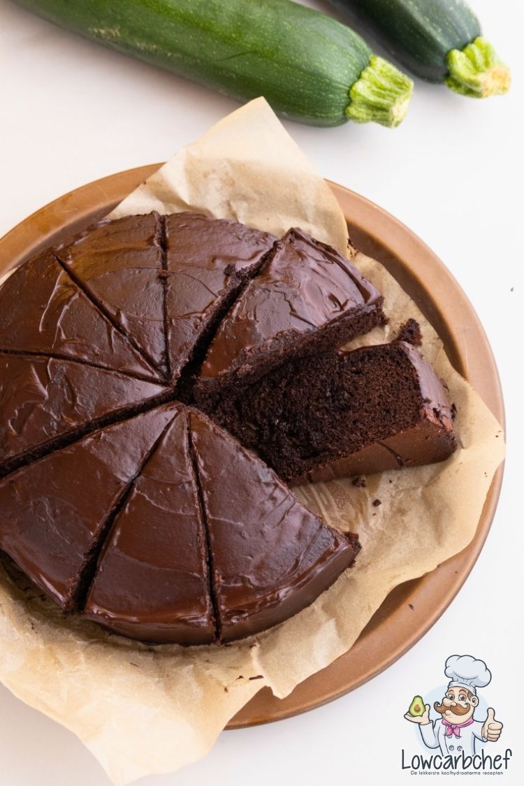Keto chocolade courgette cake in plakjes