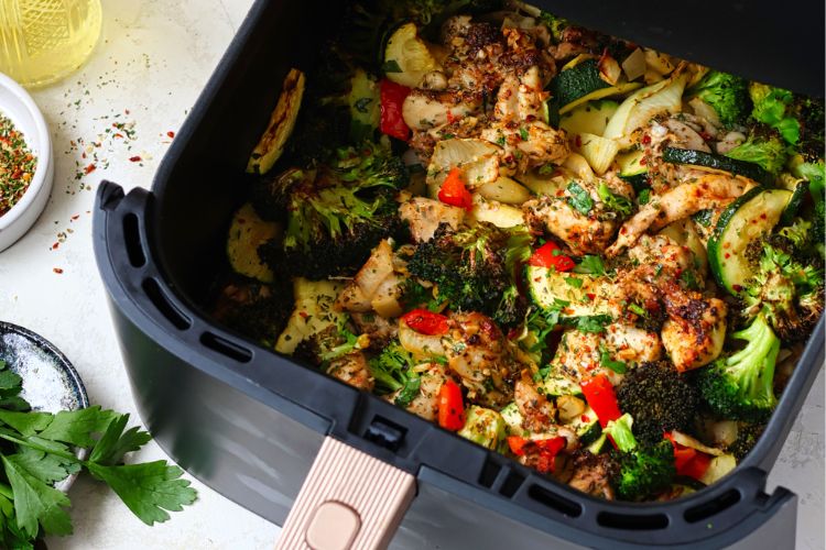 Kip uit de airfryer met groenten