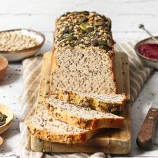 Brood met zaden en pitten in plakjes gesneden.