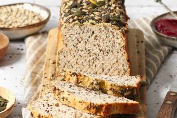 Brood met zaden en pitten in plakjes gesneden.