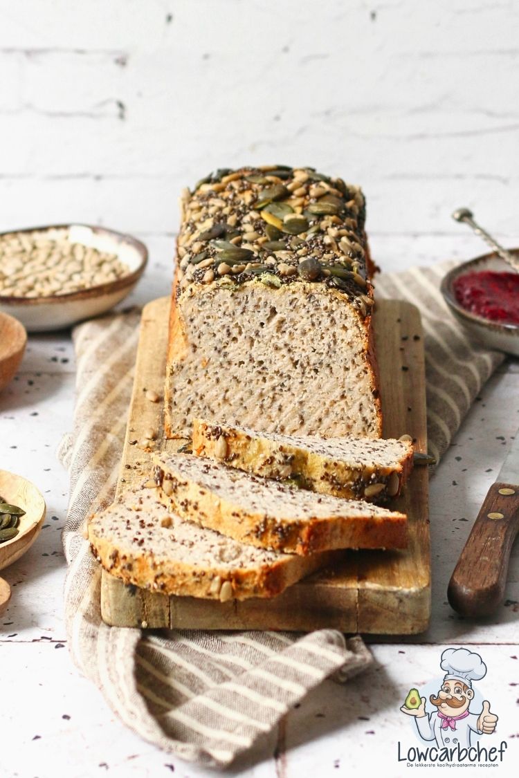 Brood met zaden en pitten in plakjes gesneden.