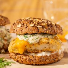 Koolhydraatarme visburger met tartaarsaus