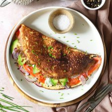 Omelet met gerookte zalm, avocado en kruidenroomkaas