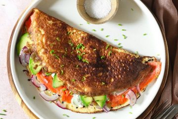 Omelet met gerookte zalm, avocado en kruidenroomkaas