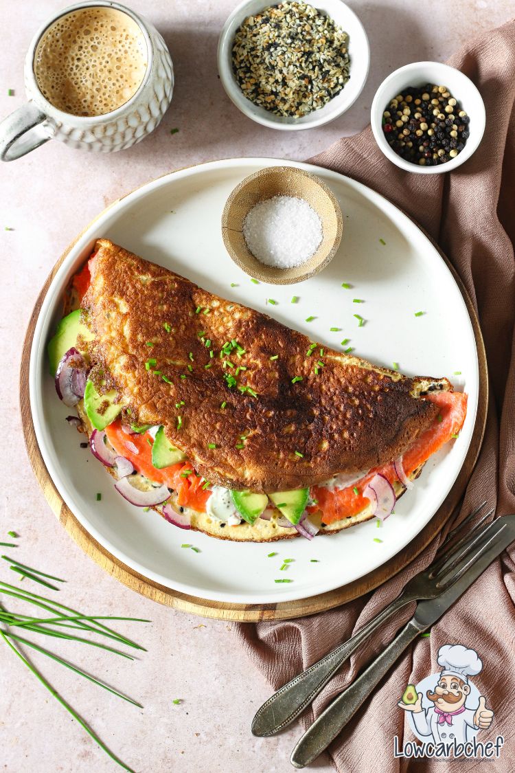 Omelet met gerookte zalm, avocado en kruidenroomkaas