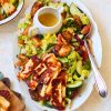 Salade met gegrilde halloumi en kip.