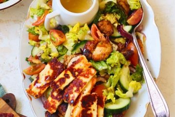 Salade met gegrilde halloumi en kip.