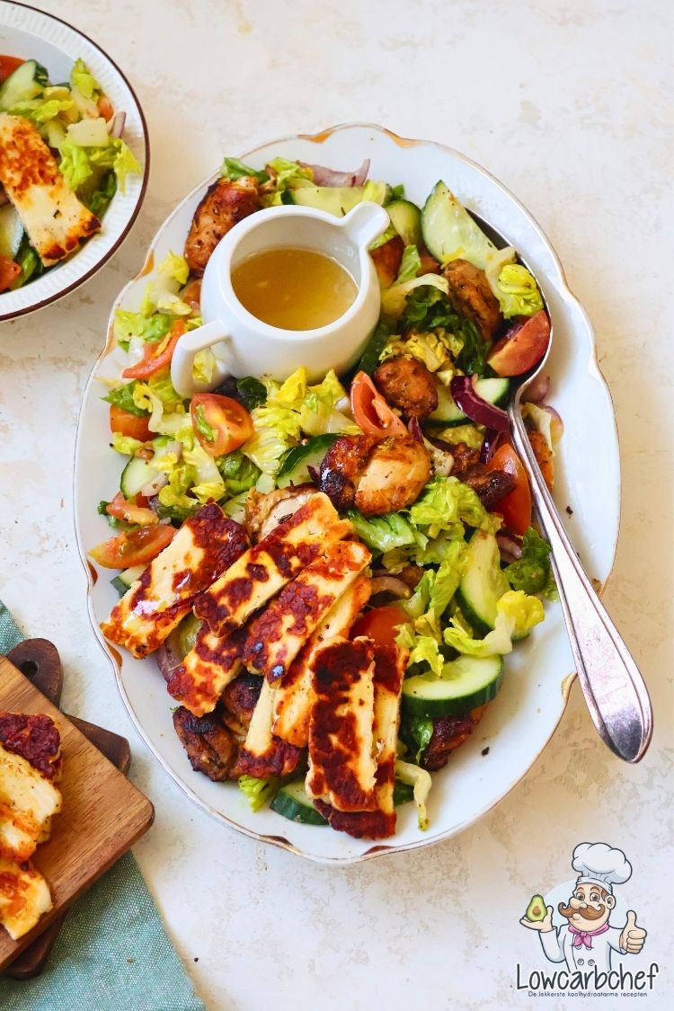 Salade met gegrilde halloumi en kip.