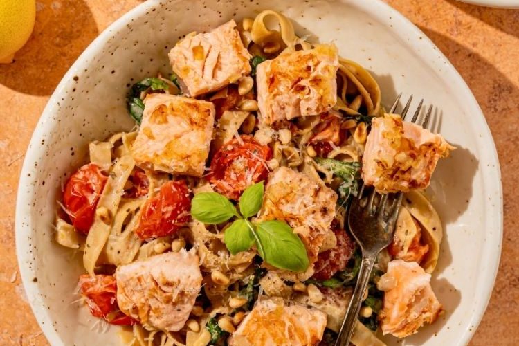 Pasta met zalm en spinazie (koolhydraatarm)